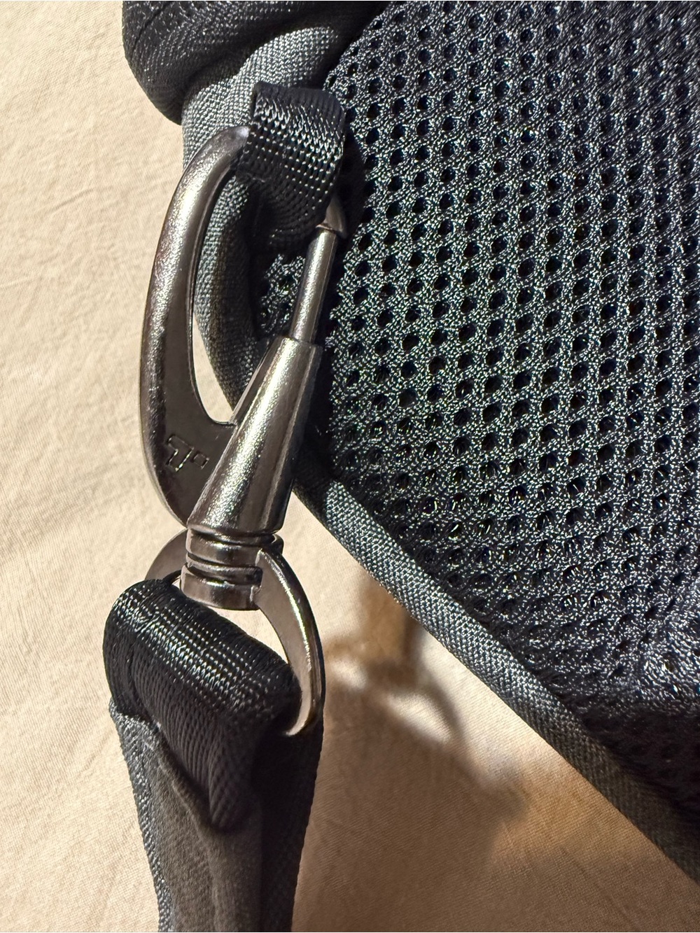 Travelon Charcoal Gray Men’s Sling Crossbody Pack - Picture 5 of 9